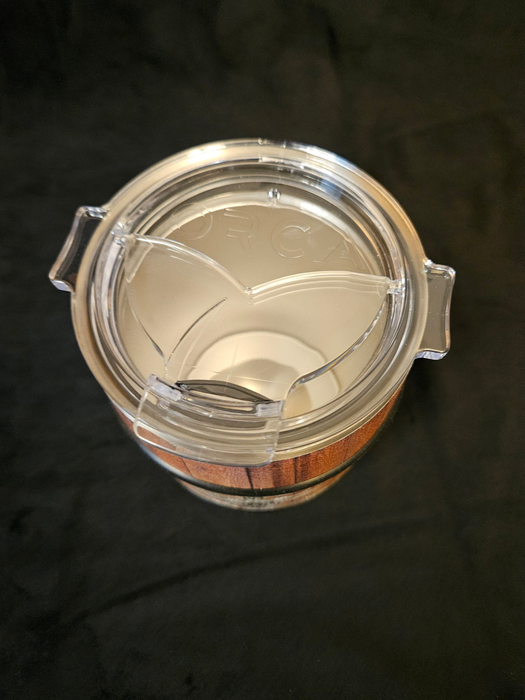 Barrel mug clear sip lid with open mouth hole, top view