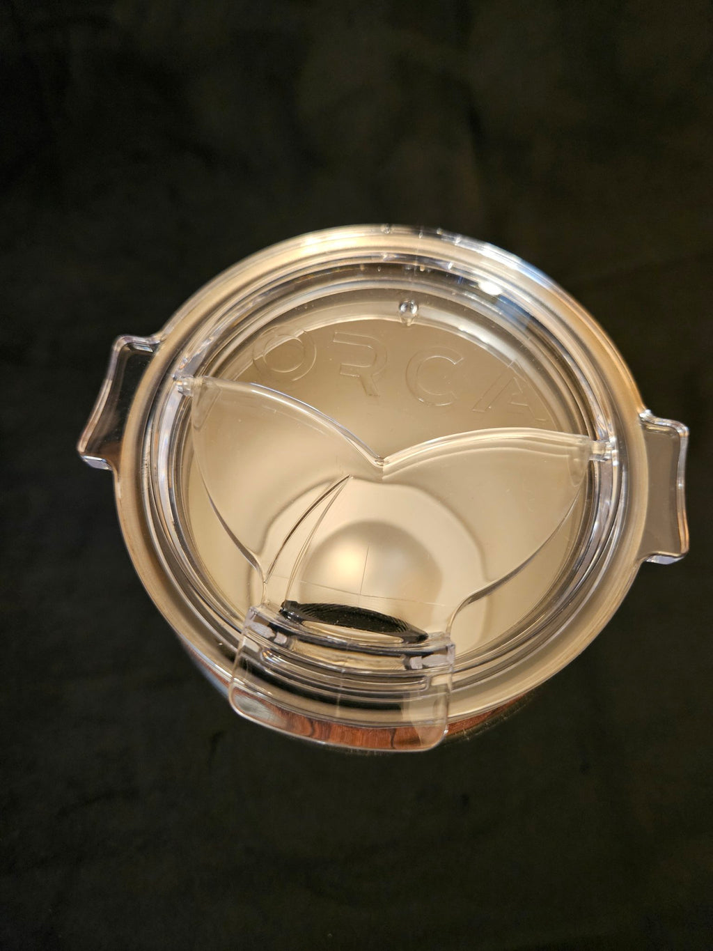 Barrel mug clear sip lid with open mouth hole, top view