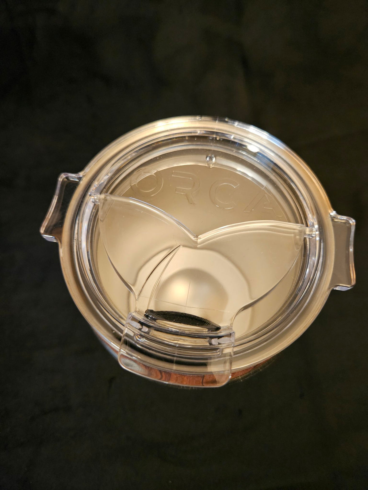 Barrel mug clear sip lid with open mouth hole, top view